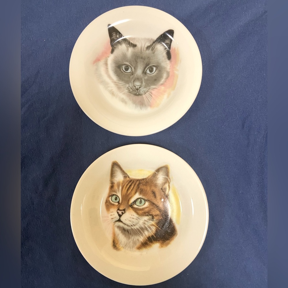 Lovely vintage small cat plates.